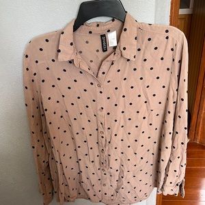 H&M shirt. In excellent condition. Smoke free and pet free home.